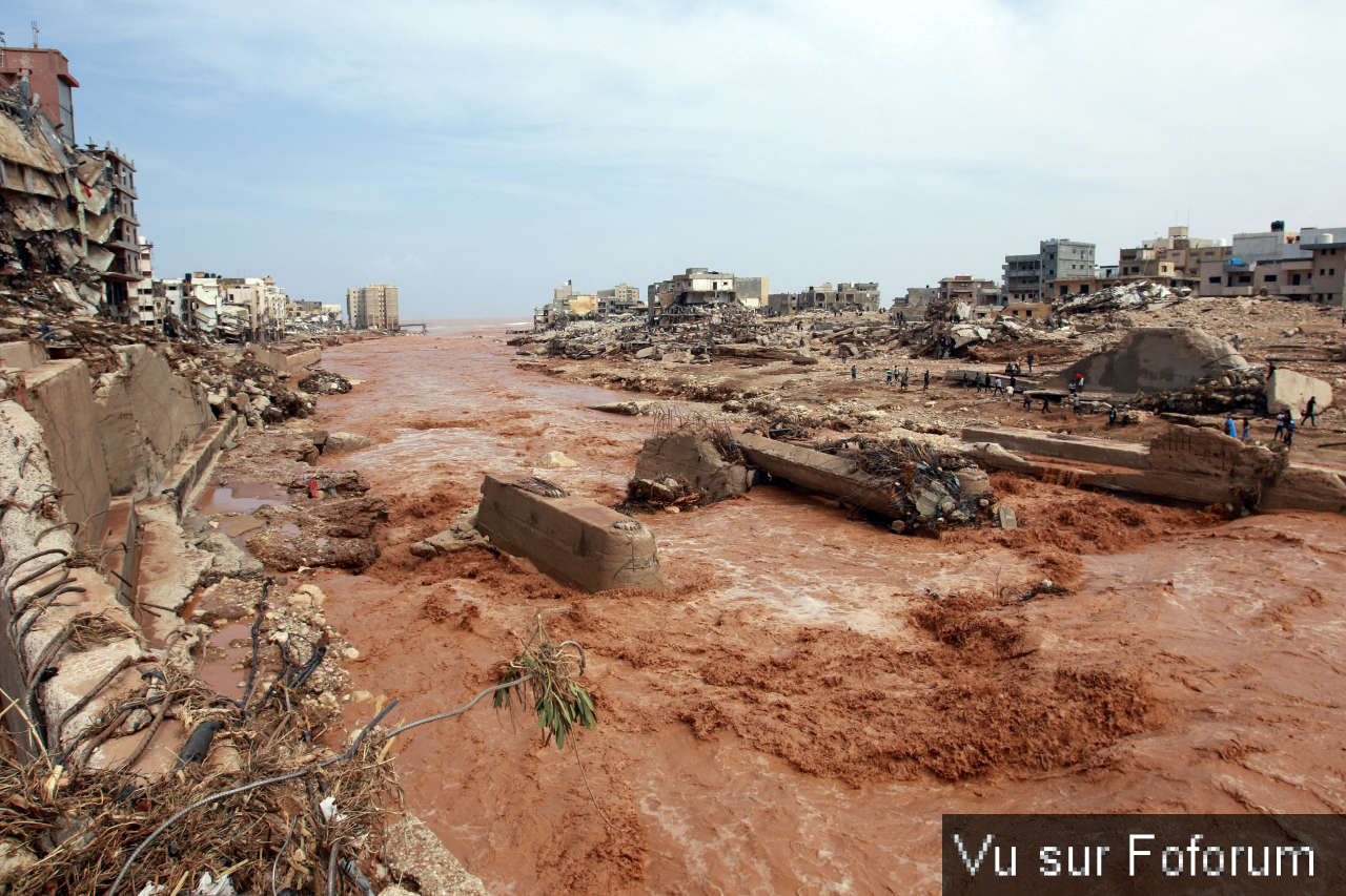 Libye : Communications Coupées à Derna suite à des Inondations et des Manifestations