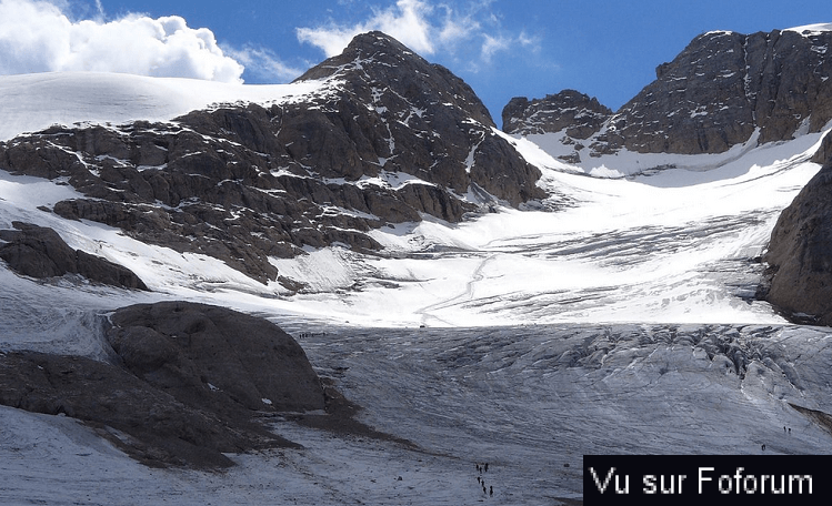 Un glacier s'effondre dans les Alpes italiennes, tuant au moins six personnes