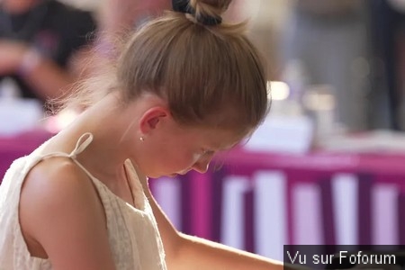 La petite fille au piano.