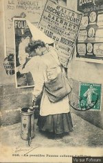 Carte postale ancienne "Colleuse d'affiche"