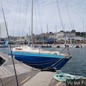 Un beau voilier proche du ponton visiteurs