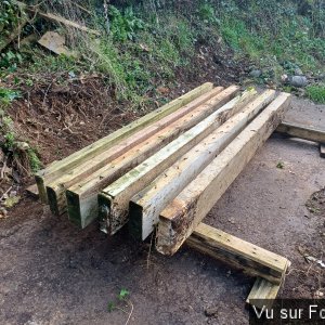 6 poteaux pour le futur cabanon du jardin - Capitaine Jack.jpg