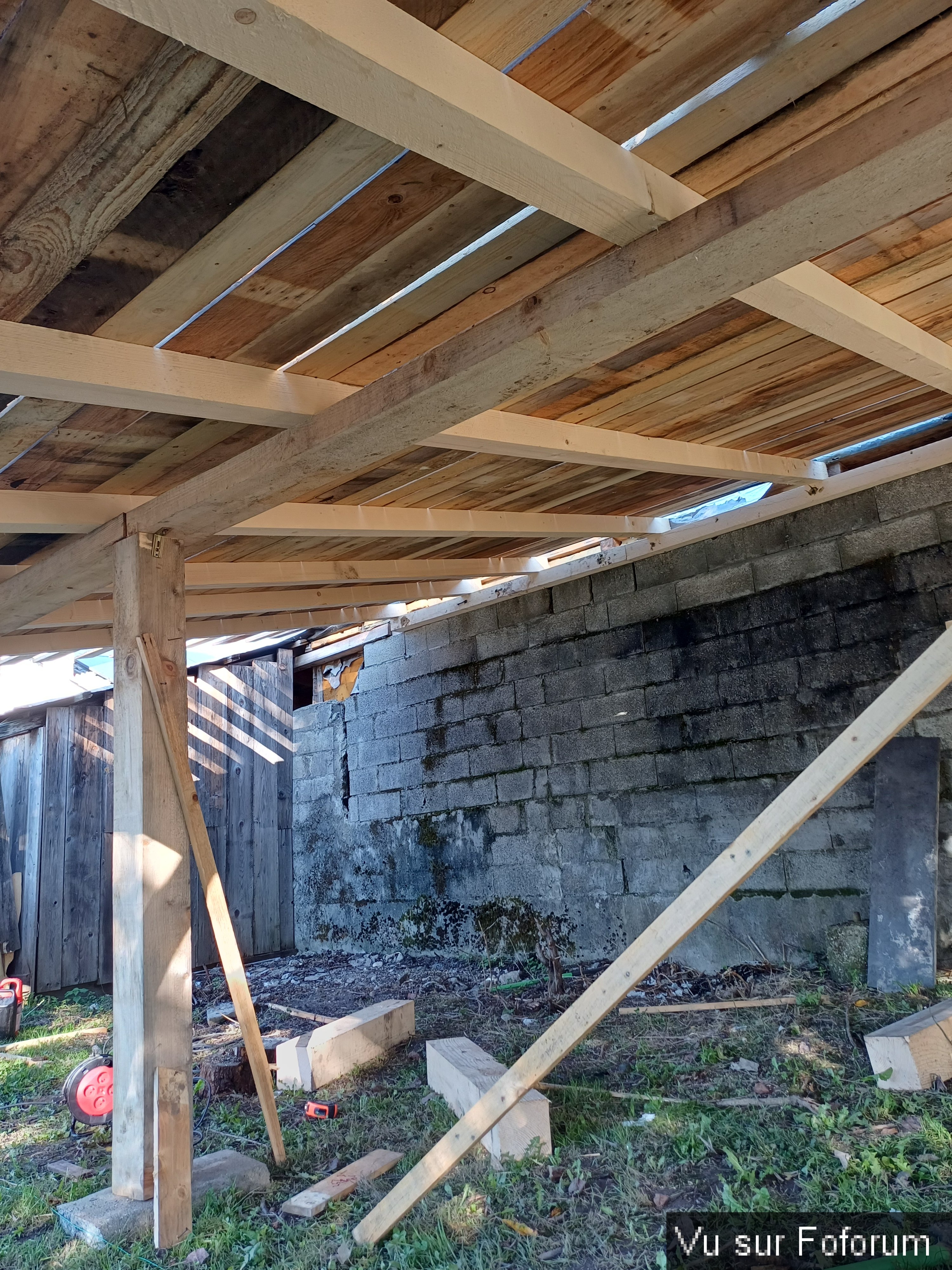 Capitaine Jack présente sa charpente vue de dessous.jpg