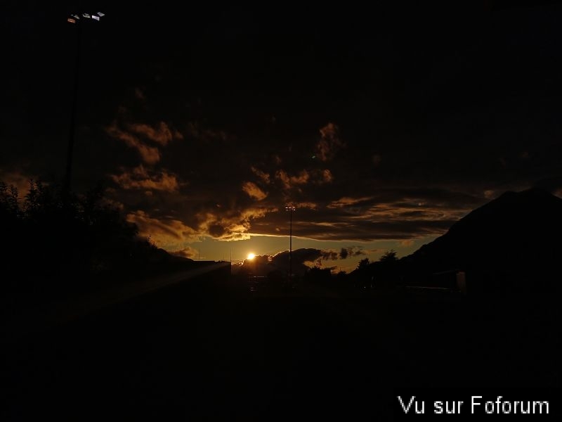 Coucher de soleil au stade de foot de Marnaz - Capitaine Jack_1.jpg