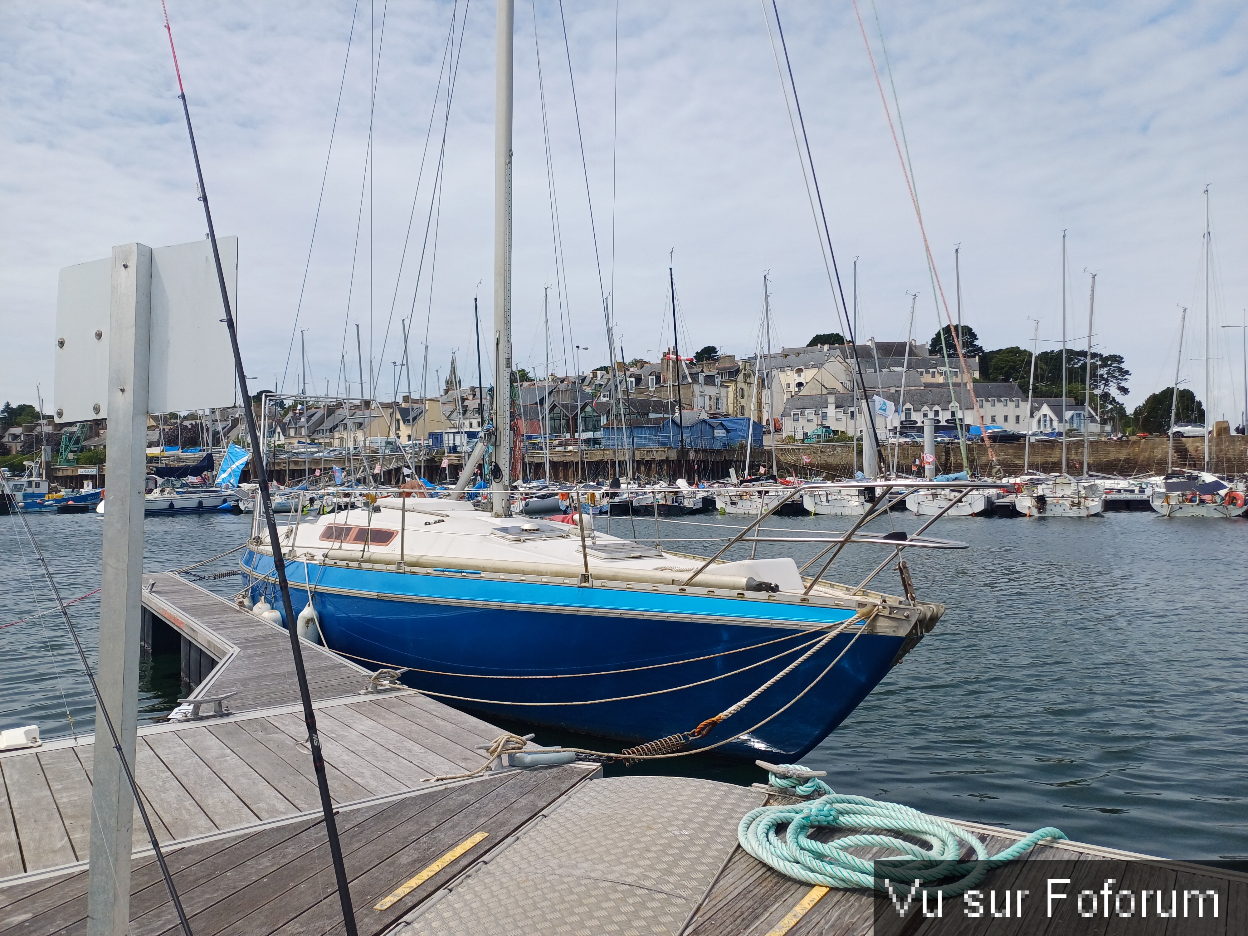 Un beau voilier proche du ponton visiteurs